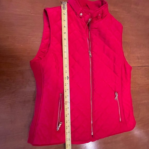 CB Established 1962. Red quilted vest.  EUC. Size M - Picture 5 of 9